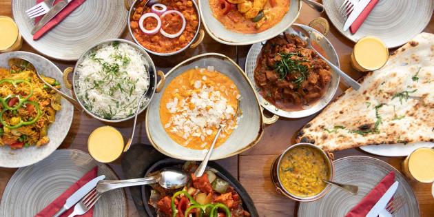 Amrit Berlin - Tisch mit indischem Essen von oben