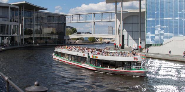 Reederei Winkler: Schiff auf der Spree im Regierungsviertel in Berlin