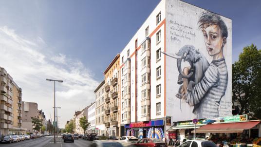 Mural "As long as you are standing, give a hand to those who have fallen" von Herakut