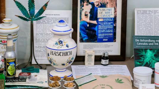 Ausstellungsobjekte im Hanf Museum Berlin