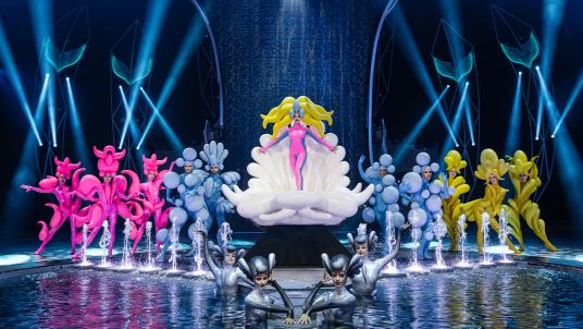 Mixed Colour Garden Szene der Show Falling in Love im Friedrichstadt-Palast