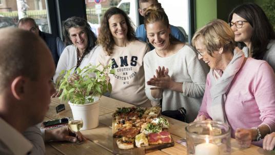 Eat the World Gruppe mit Pizza