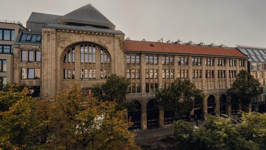 Ausstellungsgebäude von Fotografiska Berlin von der Oranienburger Straße aus