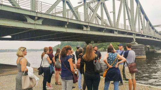 Potsdam Stadtführungen - Geführte Tour an der Glienicker Brücke