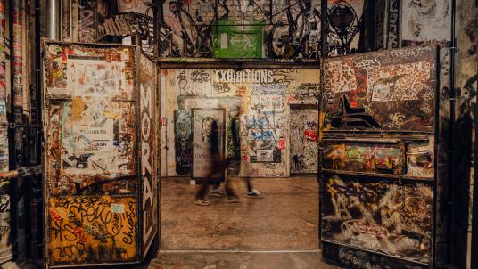 Durchgang mit Graffiti im Fotografiska Berlin