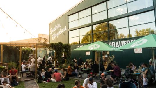 Viele Besucher im Biergarten der Berliner Berg Brauerei